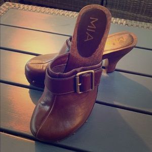 MIA clogs